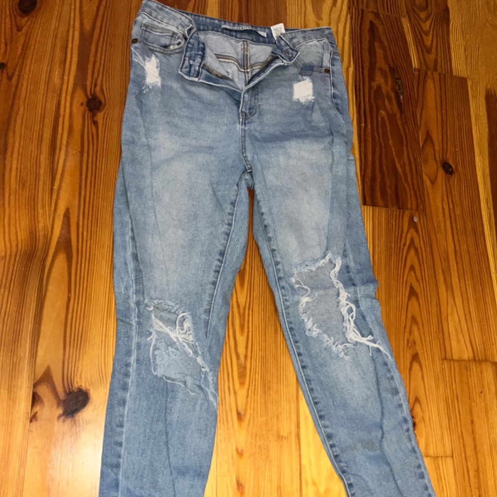 Distressed cropped jeans